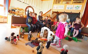 Mit biblischen Figuren bereiten sich die Kinder im Pfarrcaritas-Kindergarten Linz-Hl. Geist auf Ostern vor.