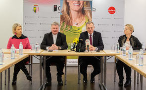 v.l. Mag.a Barbara Lanzerstorfer-Holzner (Referentin TelefonSeelsorge O? ? Notruf 142), Bischof Dr. Manfred Scheuer, Landeshauptmann Mag. Thomas Stelzer, Mag.a Silvia Breitwieser (Leiterin TelefonSeelsorge O? ? Notruf 142)