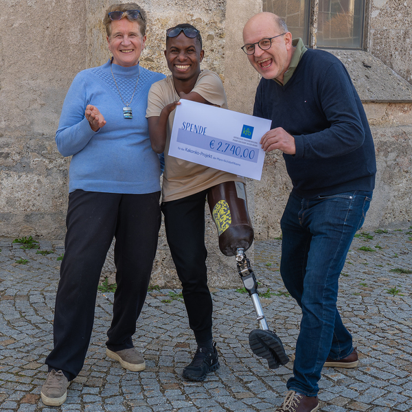 KFB Spende übergabe / Jack Haijes Kath. Frauenbewegung Kirchdorf/Krems spendet Erlös vom OstermarktBild: v.l.n.r. Anna Jirka - KFB Kirchdorf, Biko Kimila, Günther Humer, MSc (Projektleiter)