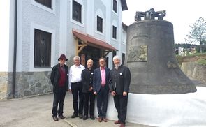 V. l.: Arch. Dipl.-Ing. Kurt Kramer, KR Alfons Forster, KonsR Mag. Harald Rüdiger Ehrl, Bürgermeister Robert Zeitlinger und OBM Siegfried Adlberger vor der ehemaligen Glockengießerei mit dem 1:1-Modell der Pummerin.