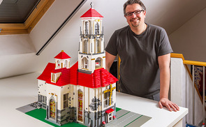 Michael Haderer mit einer 'Fantasie-Kirche'