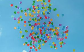 Luftballonstart als Zeichen gegen das Vergessen