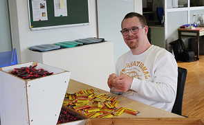 Andreas Scharinger macht in der Technischen Werkstatt St. Pius am liebsten Tintenpatronen zum Transport fertig.