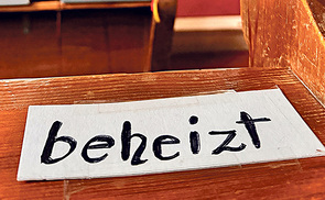 Mit welchem Energieträger geheizt wird, beschäftigt nicht nur Private, sondern auch kirchliche Institutionen. Auf dem Bild ist die Heizung der Kirchenbänke in Neukirchen am Walde zu sehen.