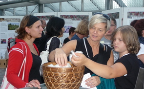 BesucherInnen der Baumwollausstellung. © Monika Weilguni