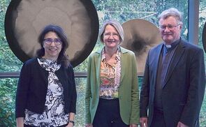 V. l.: Birgit Feldbauer-Durstmüller (stv. geschäftsführende Vorsitzende), Brigitte Gruber-Aichberger (geschäftsführende Vorsitzende des Pastoralrats) und Bischof Manfred Scheuer.