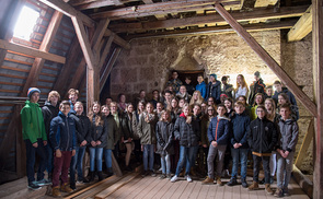 Altes Bauwerk und junge Generation. Die Firmlinge der Pfarre St. Marien am Dachboden der Pfarrkirche.