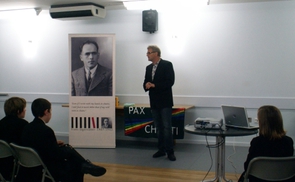 Renoldner beim Vortrag in London. © Diözese Linz