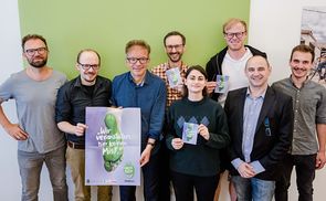 V. l.: Wolfgang Pfoser-Almer, Richard Schachinger, Rudi Anschober, Norbert Rainer, Sarah Sidra, Johann Gattermaier, Gerhard Kampits, Markus Grismayr.
