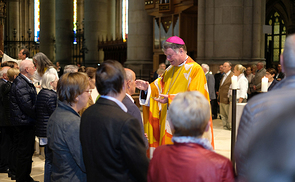 Bischof Manfred Scheuer segnet die Paare