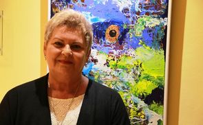 Ingrid Bittermann mit einem ihrer Werke bei der Ausstellung 'Farbenspiele'