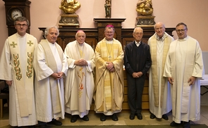  V. l.: Superior P. Peter Gangl SJ, Stadtpfarrer Nikola Prskalo, Bischof em. Maximilian Aichern, Bischof Manfred Scheuer, P. Josef A. Pilz SJ, P. Erich Drögsler SJ, P. Provinzial Bernhard Bürgler SJ