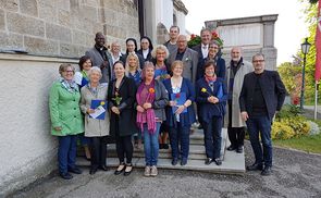 Die neu gesendeten SeelsorgerInnen (mit Blume in der Hand) mit VertreterInnen ihrer Kirchen. 