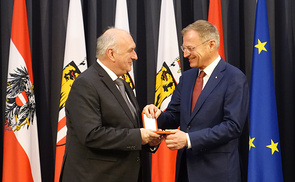 Landeshauptmann Thomas Stelzer überreicht Domorganist Wolfgang Kreuzhuber das Goldene Ehrenzeichen für Verdienste um die Republik Österreich