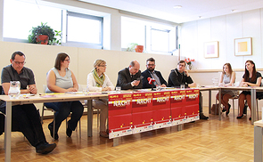 V. l.: Helmut Eder, Michaela Haunold, Angelika Stummer, Gerold Lehner, Daniel Neuböck mit seinen SchülerInnen Tim Strasser, Sandra Hötzeneder und Tanja Mittermair.ut Eder, Projektleiterin Help-Mobil Mag.a Michaela Haunold (Caritas OÖ), Projektleiteri