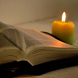 Bibel und Kerze