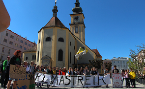 Unter dem Motto „Religions For Future“ luden die Organisatoren von „Fridays for Future“ am Karfreitag, 19. April 2019 in Linz zur Demonstration für den Klimaschutz, der sich RepräsentantInnen der Glaubensgemeinschaften in Oberösterreich anschlossen. 