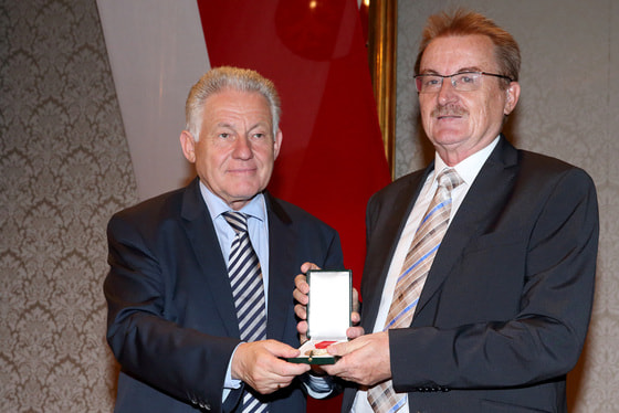 MMag. Johann Gnadlinger erhielt von LH Pühringer die Verdienstmedaille des Landes OÖ. © Heinz Kraml / Land OÖ