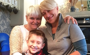 Carina Zwahr (l.) mit Caritas-Familienhelferin Gertraud Strasser und Sohn