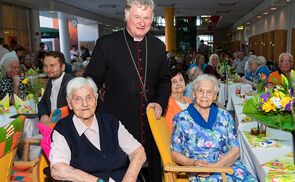 Bischof Manfred Scheuer mit Jubilarin Anna Riha (l.) und Maria Steininger
