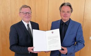 Überreichung des Ernennungsdekrets: Rektor Univ.-Prof. Dr. Christoph Niemand (l.) und Univ.-Prof. Dr. Stephan Grotz, ab 1.9. neuer Dekan der Fakultät für Philosophie und für Kunstwissenschaft
