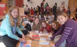 Schülerinnen der katholischen Privatschule der Dominikanerinnen beim Zeichnen