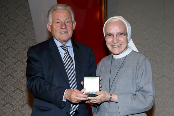 Sr. M. Elisabeth Brandstätter SCSC erhielt von LH Pühringer die Verdienstmedaille des Landes OÖ. © Heinz Kraml / Land OÖ