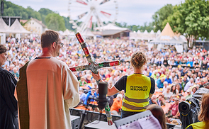 Festival-Seelsorge als Erfolgsprojekt von 'Denk dich neu' in zwei Folgen im Podcast 'Wer glaubt, wird selig' beleuchtet