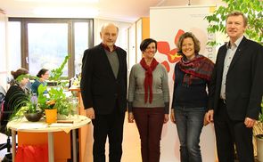 Mag. Hans Putz, Mag.a Monika Heilmann und Mag.a Beate Schlager-Stemmer von der Abteilung Pfarrgemeinde und Spiritualität mit Generaldechant Dr. Slawomir Dadas im Wahlbüro der Diözese Linz