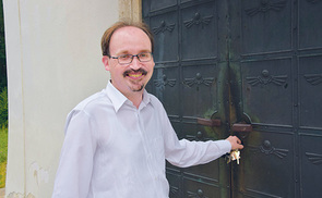 Werner Hinterberger freut sich, wenn er nach den Corona-Einschränkungen wieder regelmäßig als Mesner Dienst tun kann.