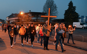 Kreuzweg 'unterwegs' mit den Firmlingen und Familien