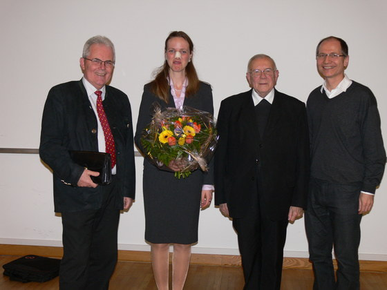 fss Foto: v.l. Hofrat Dr. Paul Stepanek, Dr. Magdalena Holztrattner, Altbischof Maximilian Aichern, Dr. Wolfgang Pflügl