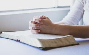 Knapp 60 Prozent der Österreicher:innen bezeichnet sich nach einer Spectra-Umfrage als 'gläubig'.