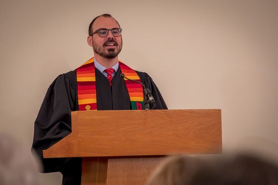 Pastor Martin Obermeir-Siegrist von der Evangelisch-methodistischen Kirche bei der Predigt.