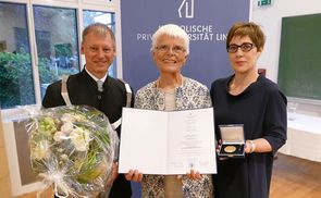 V. l.: Rektor Univ.-Prof. Dr. Franz Gruber, Ehrendoktorin Mag.a Dr.in Erna Putz, Studiendekanin Univ.-Prof.in Dr.in Hildegard Wustmans.