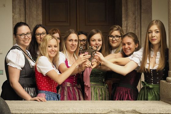 Die Schülerinnen der 3A-Klasse der Höheren Bundeslehranstalt für Landwirtschaft und Ernährung HBLA Elmberg wurden für ihr Projekt „Augenblicke des Lebens“ im Alten- und Pflegeheim Hartkirchen ausgezeichnet