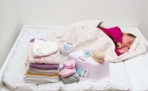 Sinnvoll schenken: Mit einem Babypaket der Caritas