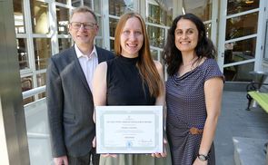Univ.-Prof. Dr. Christoph Niemand, Vizerektor für Forschung und Internationalisierung, und Referentin Mag.a Angelina Kratschanova BA, MBA mit der Geehrten Bianca Teufel (Mitte).