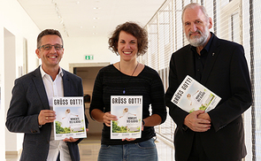  V. l.: Der Leiter der diözesanen Kommunikation Michael Kraml, Festival-Seelsorgerin Stefanie Brandstetter und Herausgeber Wilhelm Vieböck mit dem druckfrischen „Grüß Gott!“-Magazin.