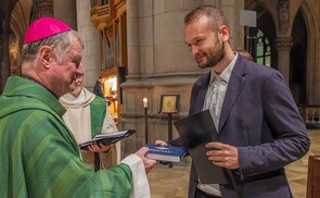 Bischof Manfred Scheuer überreichte allen Religionslehrer:innen eine Ausgabe des Neuen Testaments.