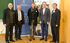 V. l.: Pater Dr. Friedrich Bechina, Rektor Univ.-Prof. Dr. Franz Gruber, Univ.-Prof. Dr. Ines Weber, Univ.-Prof. Dr. Markus Hengstschläger, Bischof Dr. Manfred Scheuer. 