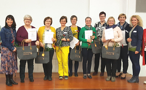 Zur Ehrung der Kolleginnen mit 20 bzw. 25 Dienstjahren im Pfarrsekretariat wurde eine Filztasche mit der Aufschrift 'Pfarrsekretärin im Einsatz' als Geschenk überreicht. 