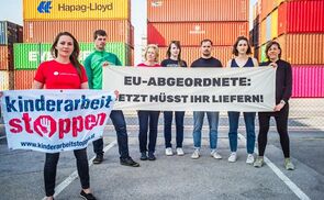 Kinderarbeit stoppen: Jugend Eine Welt (ganz links: Mitarbeiterin Catharina Freundl) fordert als Bündnispartner der Initiative 'Kinderarbeit stoppen' in einer gemeinsamen Fotoaktion ein effektives EU-Lieferkettengesetz