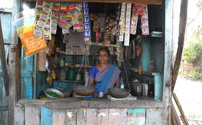 Jugend Eine Welt fördert Mikrokredit-Programme für Frauen zur Unternehmensgründung im Globalen Süden. Wie hier zum Beispiel eine Betreiberin eines kleinen Lebensmittel-Geschäfts in Indien. 