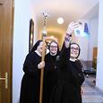  Sr. M. Ida (Mitte) mit zwei Mitschwestern