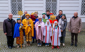Gruppenfoto der Sternsinger zusammen mit Generalvikar Severin Lederhilger, Dompropst Wilhelm Vieböck und Bischofsvikar Johann Hintermaier.