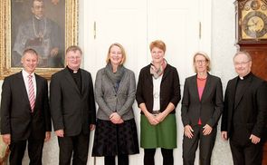 V. l.:  Rektor Univ.-Prof. Dr. Franz Gruber, Magnus Cancellarius Bischof Dr. Manfred Scheuer, Univ.-Prof.in Dr.in Ilaria Hoppe, Univ.-Prof.in Dr.in Ines Weber, Univ.-Prof.in Dr.in Anna Minta, Generalvikar Univ.-Prof. DDr. Severin Lederhilger OPraem