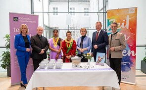 (v. l.): Michaela Leppen (Leiterin Team Frauen), Generalvikar Severin Lederhilger, Sunita Chaudhary, Januka Khatiwoda (SWI Nepal), Paula Wintereder (ehrenamtl. Vors. kfboö), LH Thomas Stelzer, Wolfgang Falkensteiner (Tourismusmusschulen Bad Ischl)