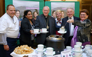 Hois’n Wirt Hans Schallmeiner, Juana Aydas Villareyna Acuña (FEM), Diözesanbischof Dr. Ludwig Schwarz, Hois’n Wirtin Rosi Schallmeiner, Landeshauptmann Dr. Josef Pühringer und Erika Kirchweger (Vorsitzende kfb oö) 