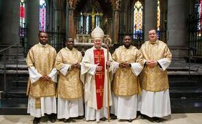 Bischof Manfred Scheuer mit den neugeweihten Diakonen (v. l.) Valentine Chinedu Okpalanochikwa, Alex Bukenya Matovu, Nichodemus Chukwunonso Okoye und Jakob Stichlberge